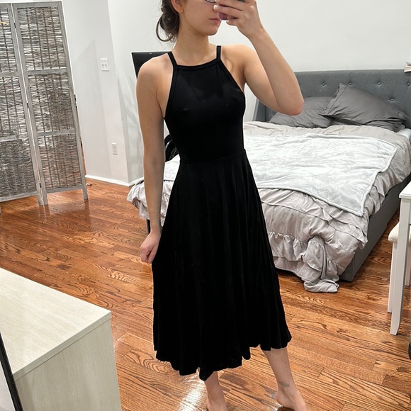 Reformation Dresses & Skirts - Reformation Flowy Black Midi Dress size XXS